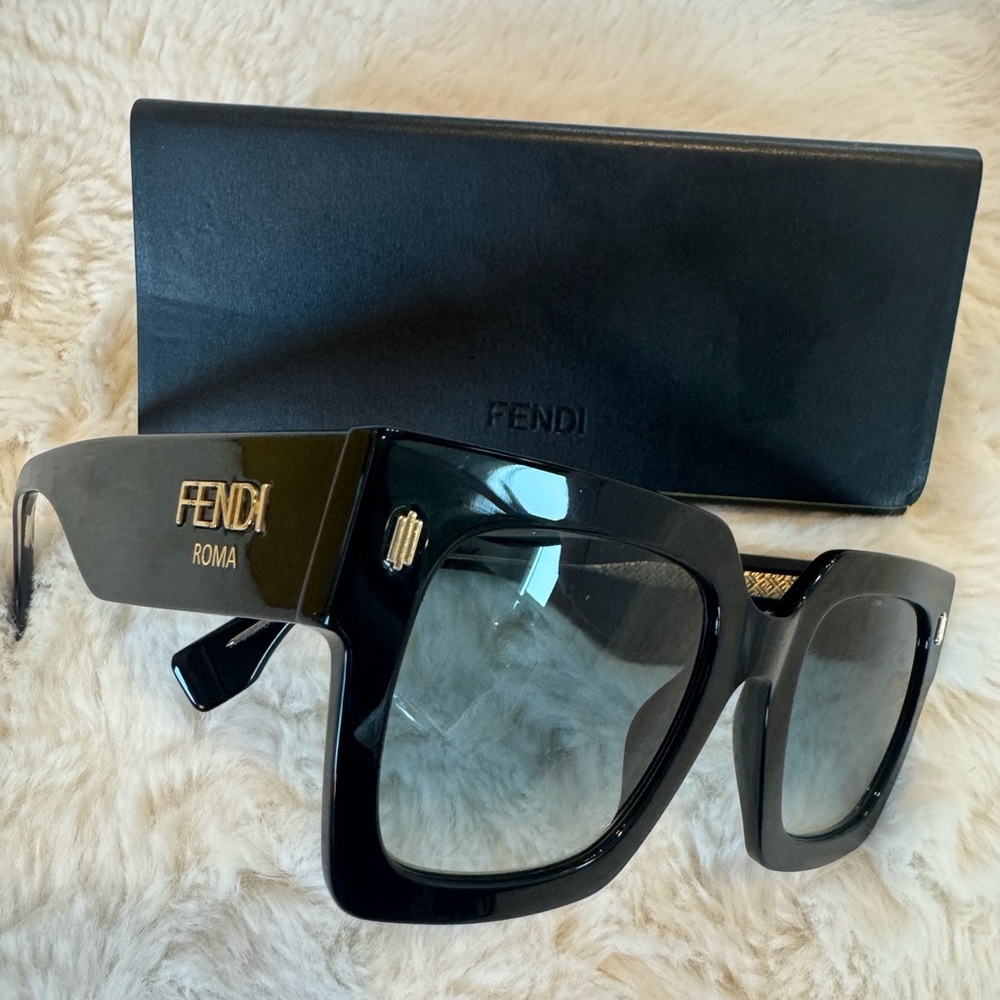 Fendi Black Gradient Square Oversized Sunglasses - Picture 12 of 12